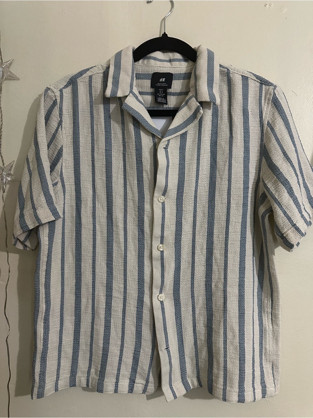 H&M Men’s Regular Fit Textured Resort Shirt
